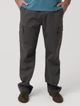 Pantalón cargo color gris oscuro, con corte recto, bolsillos laterales y bolsillos cargo con solapa. Confeccionado en una mezcla de algodón y spandex con tecnología Natural Flex.