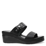 Sandalias de plataforma con taco cuña, color negro, con dos tiras superiores, una de ellas con detalle de hebilla metálica y otra con textura grabada.