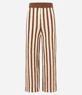 Pantalón de punto color crema con rayas verticales marrones, de corte recto y cintura alta con elástico.