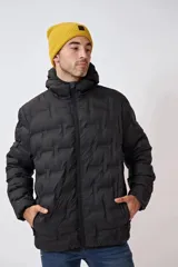 Campera negra con capucha, diseño acolchado con costuras termoselladas y cierre frontal completo.