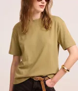 Remera de algod&oacute;n peruano color verde militar, de cuello redondo y manga corta, con dise&ntilde;o liso y corte b&aacute;sico.