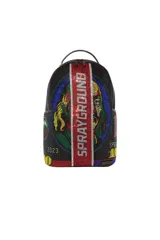 Mochila Sprayground Trinity 100 Bill con diseño de calavera y billetes de 100 dólares con incrustaciones de strass. Tiene un bolsillo frontal con cremallera, bolsillos laterales, bolsillo oculto con cremallera, acolchado ergonómico en la parte posterior en malla, correas ajustables, cierres de nylon con herrajes de metal y placa "Sprayground Authentic" en metal. El interior tiene un compartimento separado para portátil, compartimento separado en velour para lentes de sol y bolsillo organizador en malla.