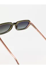 Lentes de sol Tiwi modelo Bennett, con montura bicolor verde y rosa, y cristales degradados color borgoña.