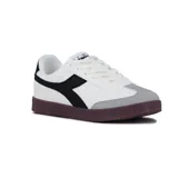 Championes casuales blancos para mujer, con detalles en negro y gris. Presentan un diseño de corte bajo, cordones blancos y suela de goma marrón oscuro. El logo lateral es una forma estilizada en color negro.