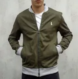 Campera bomber verde militar con puños, cuello y ruedo en gris. Tiene cierre frontal y bolsillos laterales.