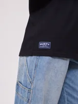 Remera negra de algodón con corte oversize y cuello redondo.