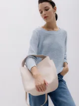 Sweater de punto celeste de tejido suave.