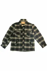 Campera de tartán grueso en tonos verde y beige, forrada con corderito marrón. Tiene cuello camisero, cierre frontal con botones, dos bolsillos frontales en el pecho con solapa y botón, y dos bolsillos laterales para las manos.