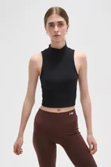 Top de punto acanalado con cuello alto y diseño sin mangas, corte ajustado al cuerpo.