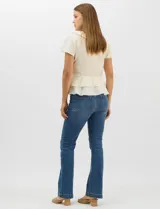 Blusa de satén color rosado con acabado texturizado, escote en V con volados, mangas cortas acampanadas y diseño péplum de doble nivel en la parte inferior.