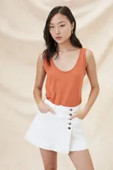 Musculosa de algodón color fucsia, con escote redondo y corte ajustado al cuerpo.