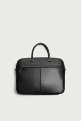 Maletín slim de color negro con acabado grabado, compartimento principal con cierre de cremallera, bolsillo interior para portátiles de hasta 13 pulgadas, bolsillo frontal con cierre, dos asas de mano y asa de hombro ajustable y extraíble.