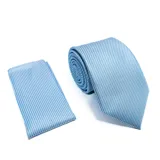 Set compuesto por una corbata y un pañuelo de bolsillo a juego, ambos en color bordó con un estampado geométrico sutil en tono oscuro.