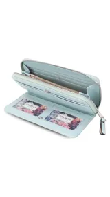 Billetera larga tipo sobre de la marca Lincoln's, confeccionada en material sintético con textura suave en color beige. Presenta un cierre perimetral metálico y el logo de la marca grabado en la parte frontal.