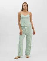 Set de pijama de tres piezas en color verde menta con estampado floral sutil, compuesto por una camisa de manga corta con botones, una musculosa básica y un pantalón largo de corte recto con cordón ajustable en la cintura.