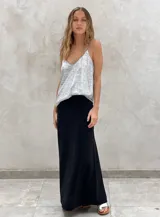 Pollera larga negra de corte recto.