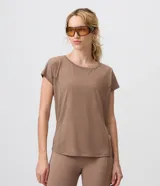 Remera deportiva de microfibra texturizada color marrón, con mangas cortas y recortes en los laterales.