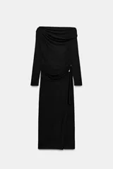 Vestido midi de color negro con cuello fluido tipo drapeado y manga larga. Presenta un detalle de fruncido en la cintura con un broche metálico decorativo y una caída lateral suave.