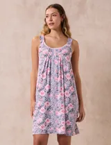 Camisón corto de tejido suave con estampado floral, escote redondo con botones y detalle plisado en la parte delantera.