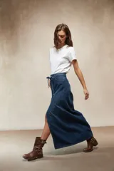 Falda larga de denim color marrón chocolate, tiro alto, con lazo de ajuste en la cintura y abertura frontal pronunciada.