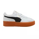 Championes Puma modelo Elevata, de diseño urbano con capellada de cuero blanco, franja lateral negra y suela de plataforma color caramelo.