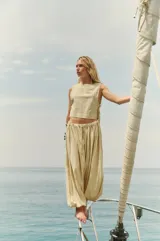 Top corto color beige de bambula con escote redondo, sisas amplias y tiras laterales para atar.