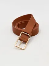 Cinto de cuero sintético color camel, con hebilla metálica rectangular dorada.