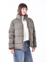 Campera puffer color gris topo, con cuello alto y cierre frontal.