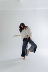 Jean de corte oxford con tiro medio-alto, confeccionado en algodón. Presenta un diseño de paneles con cortes verticales en dos tonos de azul y costuras marcadas en las piernas, ofreciendo una silueta amplia y fluida.