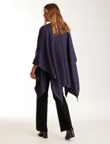 Ruana de tejido suave color azul oscuro, con vivos de ecocuero negro en los bordes.