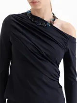 Top de manga larga color violeta, con diseño asimétrico de un solo hombro y detalle de drapeado frontal. Confeccionado en tejido de punto con acabado brillante.