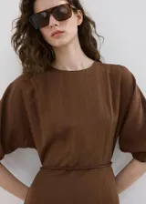 Vestido midi marrón de corte recto, con cuello redondo, mangas tres cuartos y detalle de cinturón fino en la cintura.
