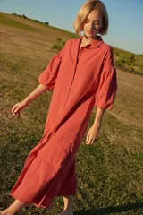 Vestido camisero midi color ladrillo, de corte recto y mangas 3/4 abullonadas.