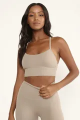 Top deportivo color beige con tirantes finos y almohadillas removibles.