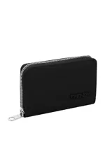 Billetera rectangular de tamaño compacto, color amarillo, con cierre perimetral metálico y logo de la marca aplicado en el frente.