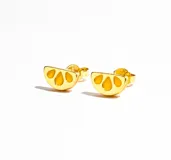 Par de aros dorados con forma de rodaja de naranja.