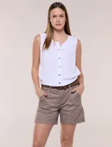 Short de denim azul con bolsillos frontales aplicados, pretina con pasadores, cierre y botón. Incluye un cinturón trenzado de cuero marrón.