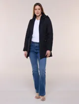 Campera larga de color azul marino con diseño capitoneado geométrico, capucha desmontable y cierre frontal completo. Cuenta con bolsillos laterales con cierre y ajuste en la cintura.