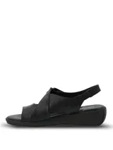Sandalias de cuero negro con diseño de tiras anchas, ajuste mediante velcro y suela de plataforma baja.