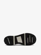 Championes Converse de caña alta con plataforma, confeccionados en lona de algodón. Presentan una mediasuela de espuma CX para mayor comodidad, puntera reforzada de goma con diseño distorsionado, zona del tobillo extragrande y lengüeta con alas para facilitar el calce.