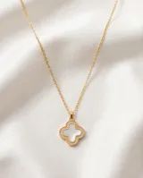 Collar de acero con baño de oro, diseño de dije en forma de flor con incrustaciones de nácar y circonias.