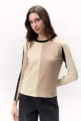 Remera de rib con cortes y colores combinados: beige y marrón. De calce recto y cuello a la base.