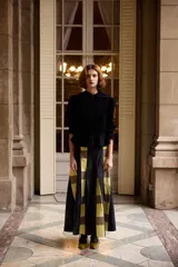 Falda larga de corte acampanado con tablas anchas, confeccionada en algodón color marrón.