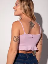 Top blanco de bretel fino con volado en la terminación inferior y textura.