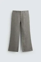 Pantalón de corte flare fit, con diseño de estructura sutil, bolsillos frontales y bolsillos traseros de vivo. Cuenta con cierre frontal de cremallera y botón.
