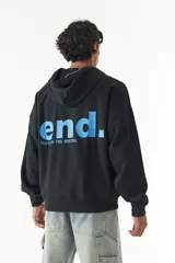 Canguro color crema con capucha ajustable, lettering estampado en el frente, logo en grifa de goma y puños.