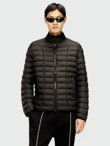 Campera puffer Diesel modelo W-Pilot, color negro, con cuello alto, cierre frontal con cremallera, bolsillos laterales con cierre y diseño acolchado horizontal.