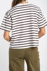 Remera de corte oversize con diseño de rayas horizontales, confeccionada en algodón lavado de textura suave y resistente.