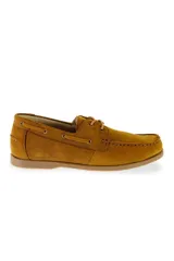 Mocasín de gamuza color camel, estilo náutico, con cordones finos en la parte superior y ojales metálicos.