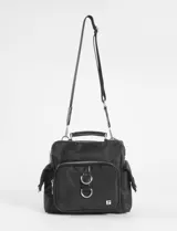 Bandolera negra de diseño versátil con múltiples bolsillos frontales y laterales, asa superior y correa larga ajustable y extraíble. Cuenta con cierre de cremallera y herrajes metálicos plateados.